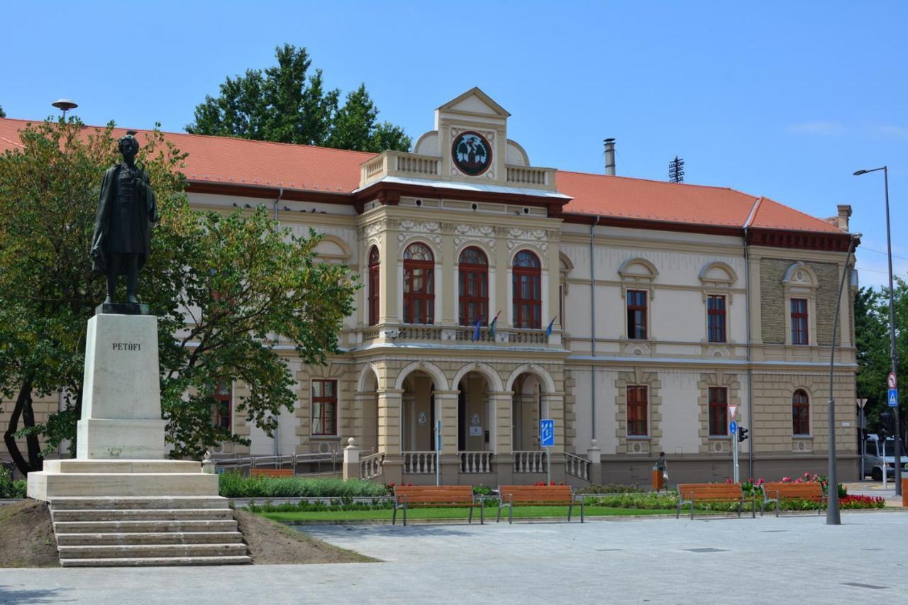 Csengo Vendeghaz Hotel Kiskoros Buitenkant foto