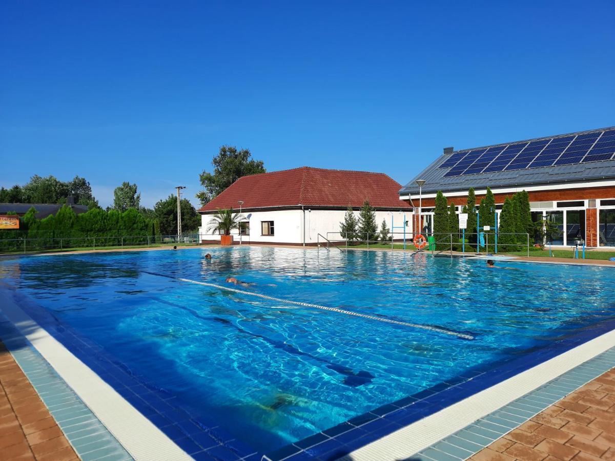 Csengo Vendeghaz Hotel Kiskoros Buitenkant foto